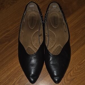 WELL WORN Maurices Black Leather Flats